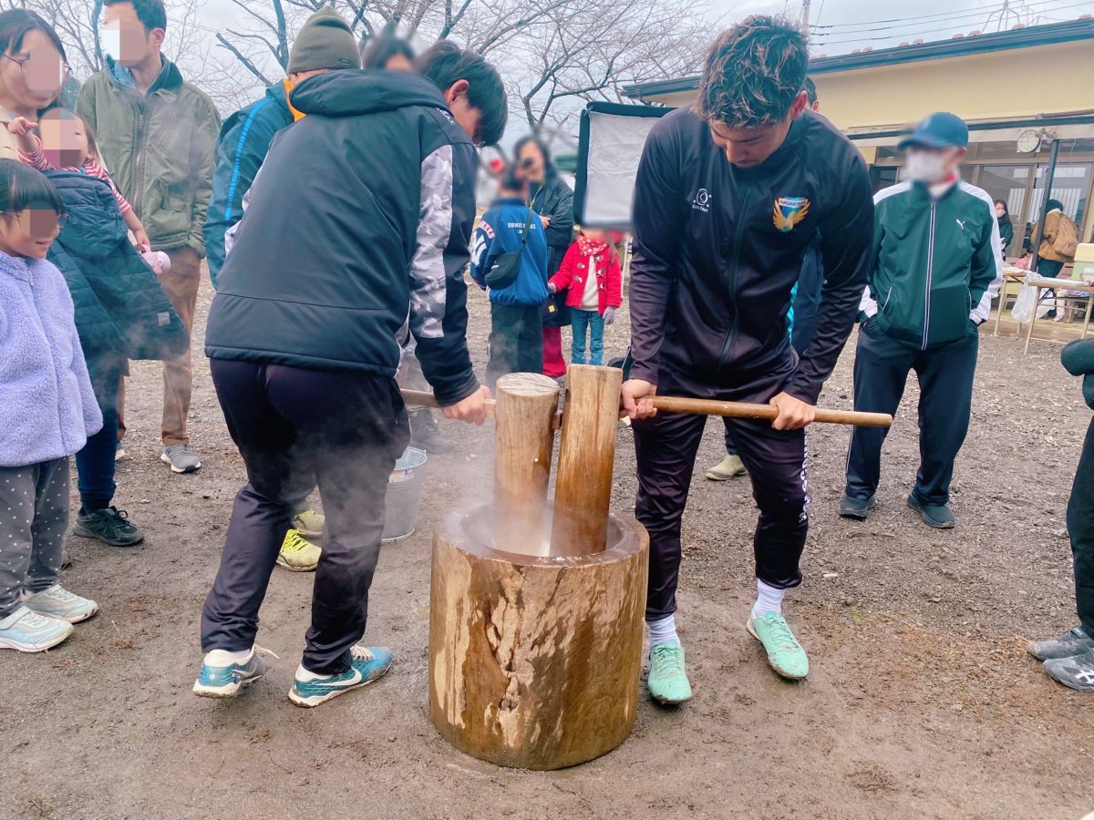 NAGAREYAMA F.C.の選手の皆さんもお餅つきに参加♩