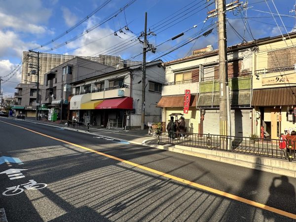 道路をはさんだ反対側