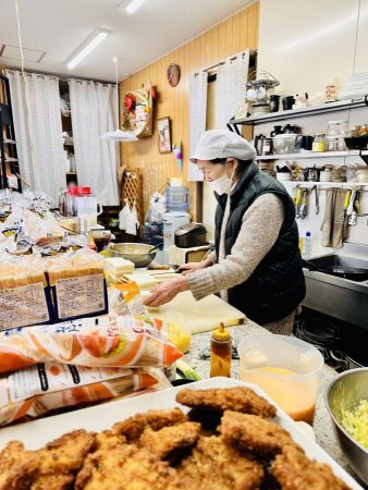 お母さん調理中