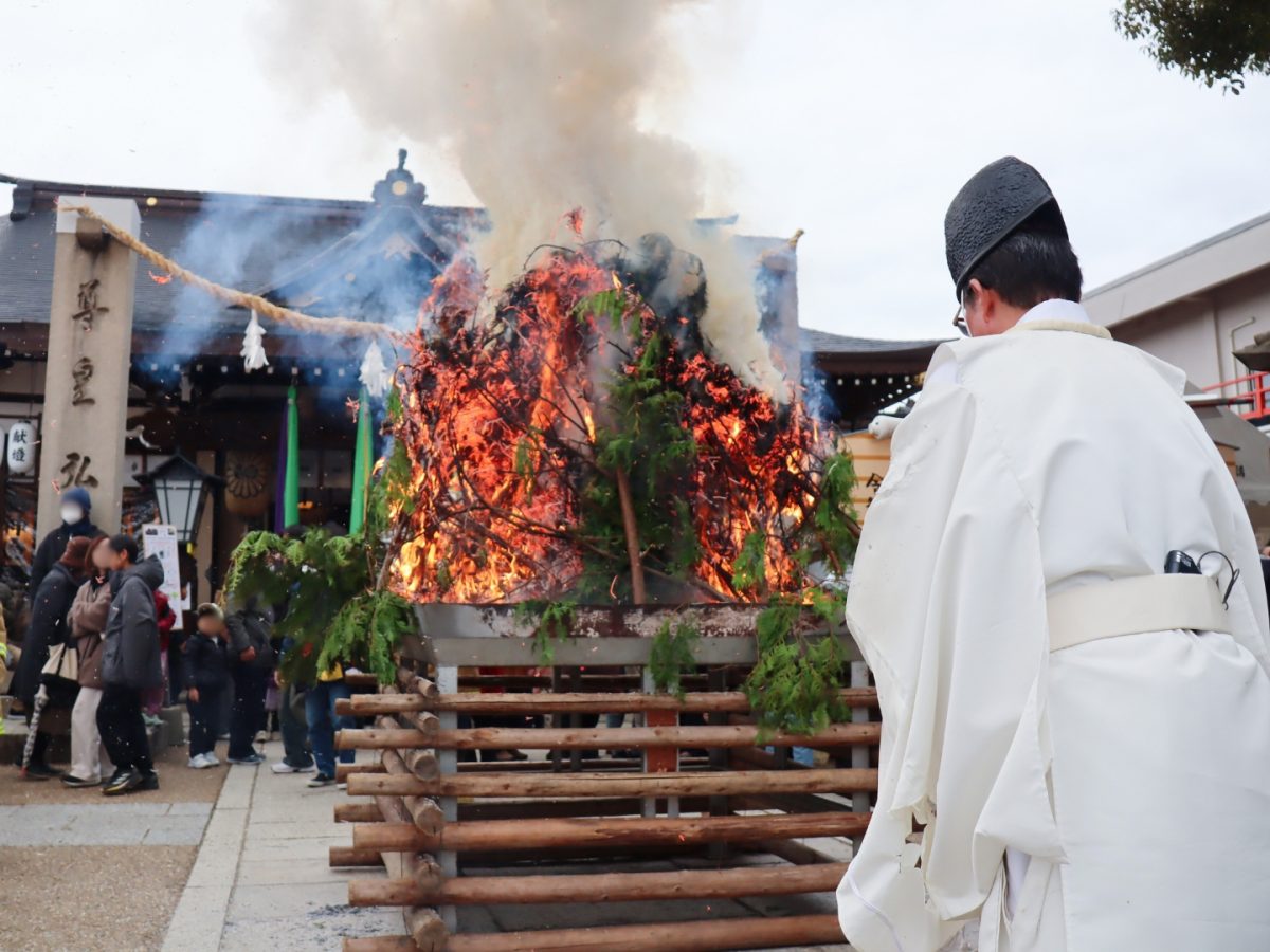 厳かに行われた「厄除守護真木焼納神事」