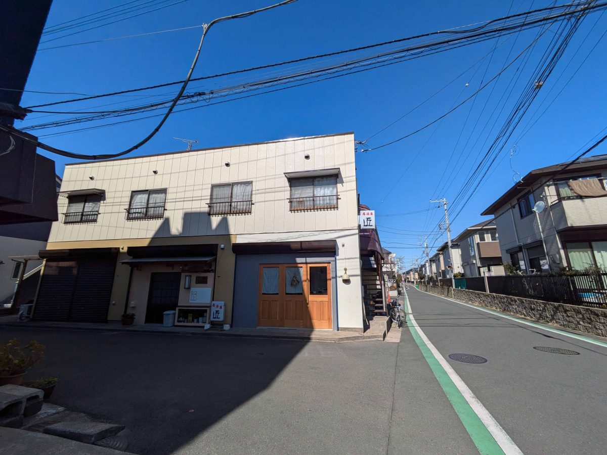 「LOCAL STORE CAKES!」の入った建物、銀河ハイツ。右側に写っている道路の左手が「かやの町」、右手は「豊四季台」。