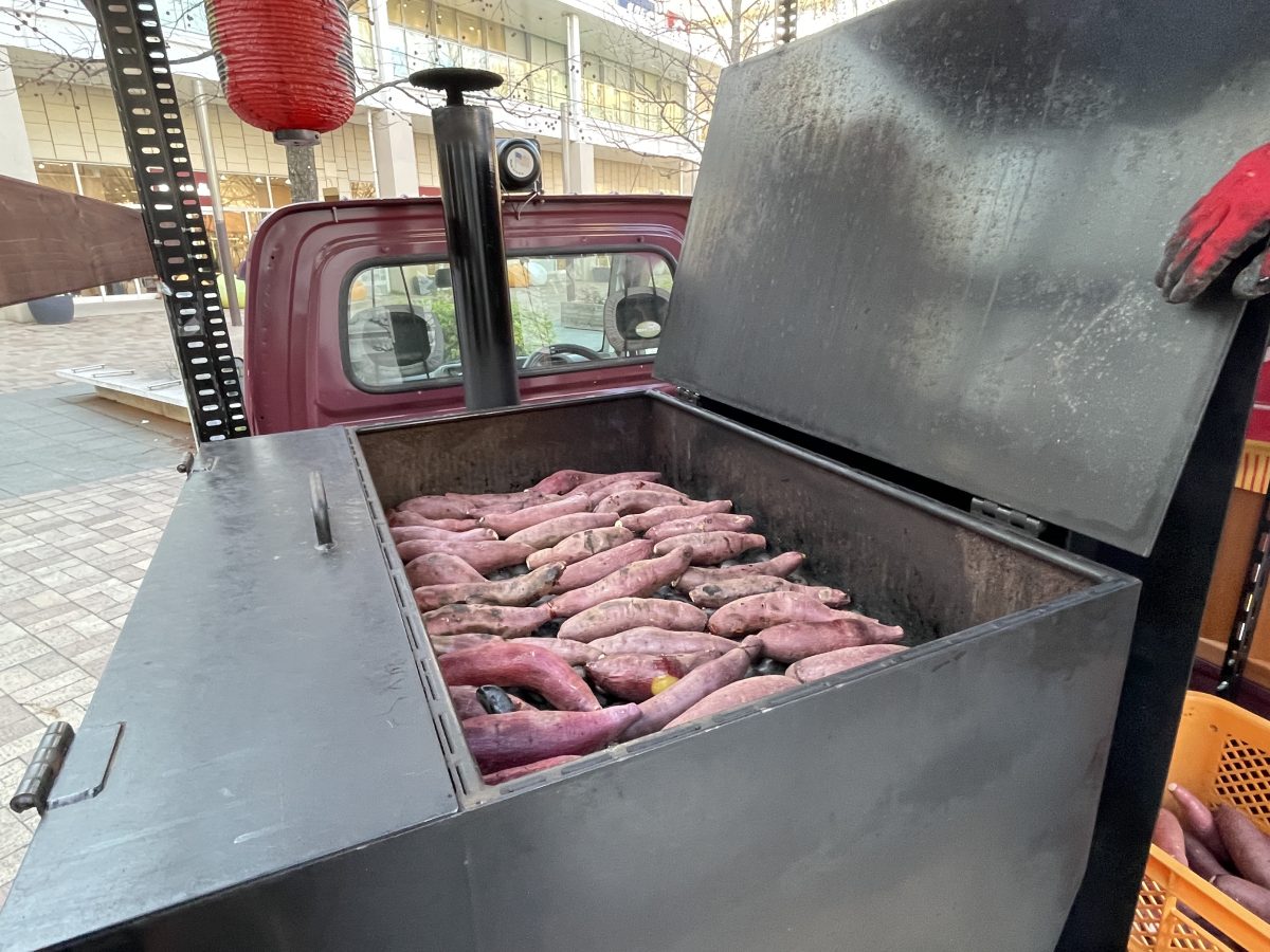 軽トラの荷台には出来たての焼き芋が！