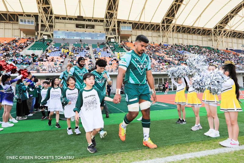 試合当日、招待されたエスコートキッズは、晃南土地×GREEN ROCKETSのオリジナルロングTシャツを着て入場しました！　©NEC GREEN ROCKETS TOKATSU