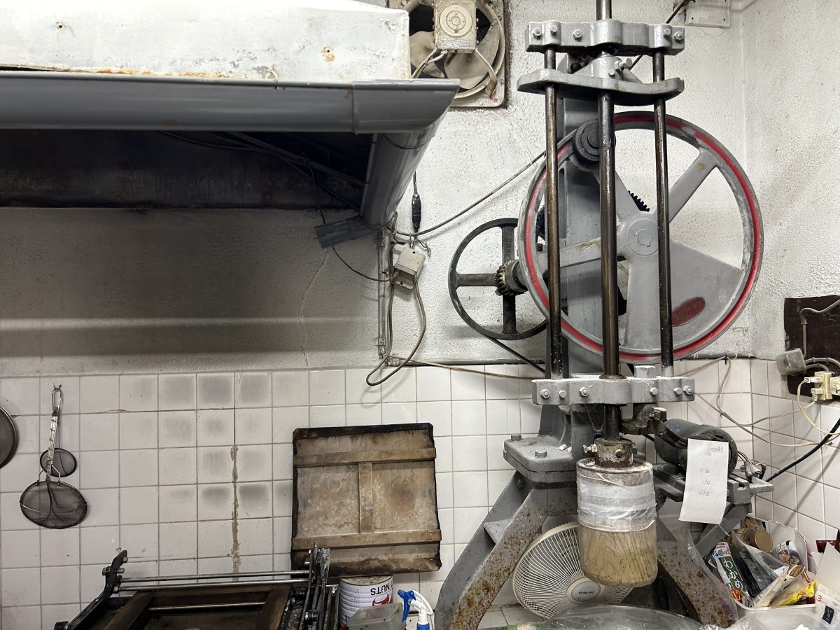 年季の入った餅つき機。自動ではないので餅は手で返す。微妙な塩梅が可能