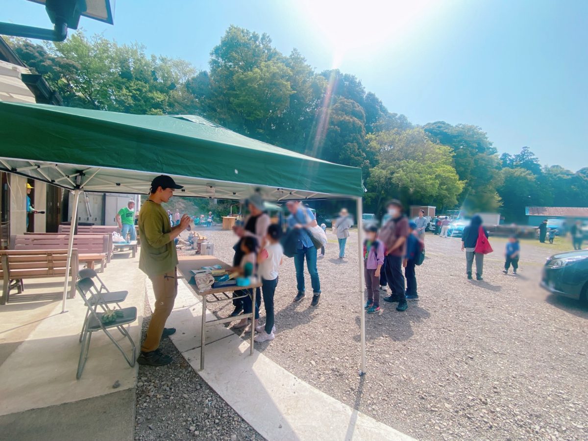 お天気にも恵まれた青空の下、会場・集合場所となった〝前ヶ崎自治会館〟で受付を済ませます