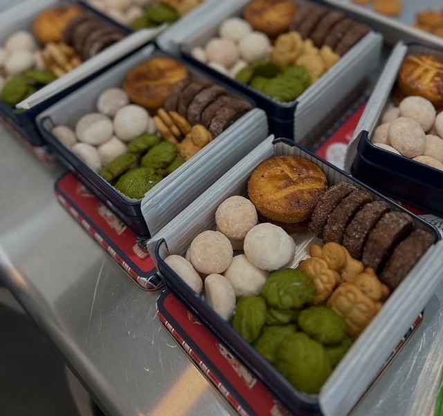 小さなお菓子屋さん”ひとつぶのむぎ”さん　クッキー缶のほかサブレ、シュークリームなども♪　大量注文も受けているそうです。