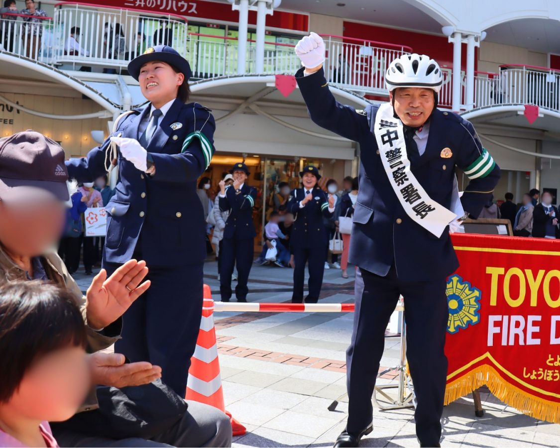 「ブンバ・ボーン♪」の曲に合わせて…なんと豊中警察署長さんまでダンス！会場は大盛り上がり！