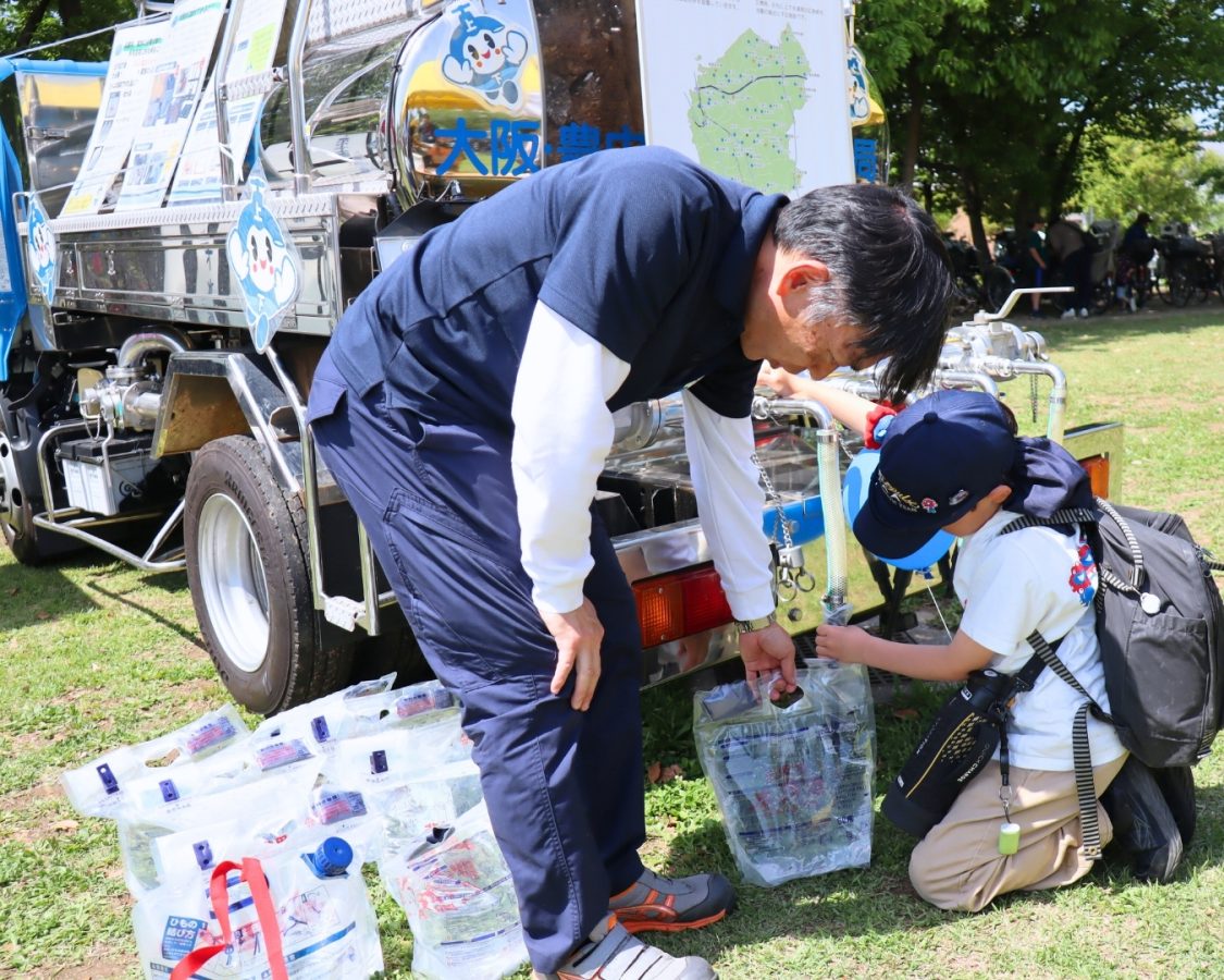 「お水、こんなに重いんだ！」満タンのリュックを背負って、水の大切さを体感中