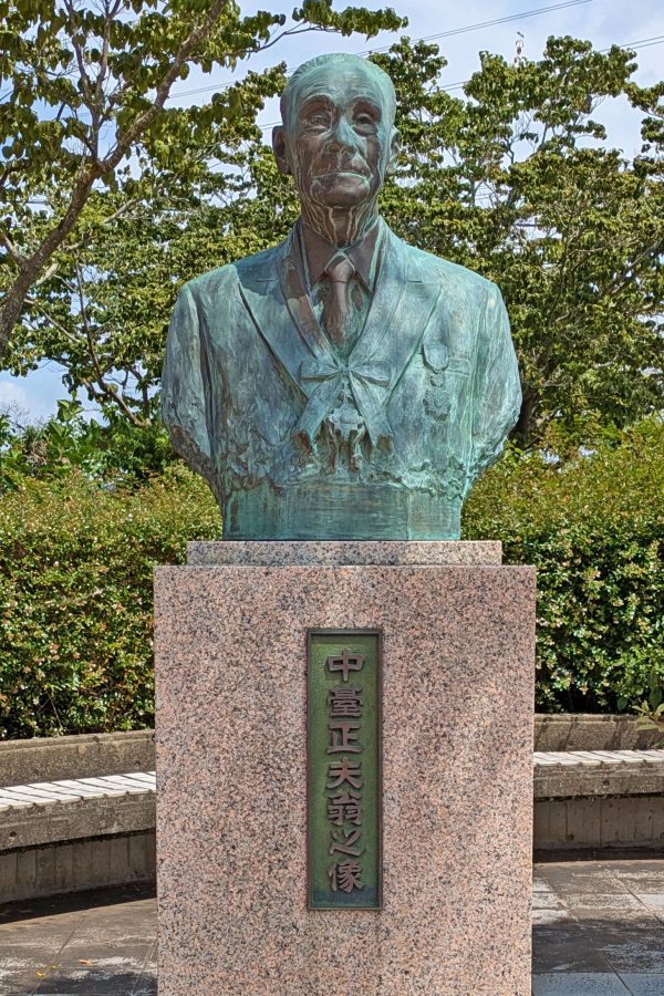 かつて風早村長を務めた中䑓正夫（なかだいまさお）氏の胸像。初代の沼南町長でもあります。（胸像の所在は柏市大島田の沼南庁舎前）