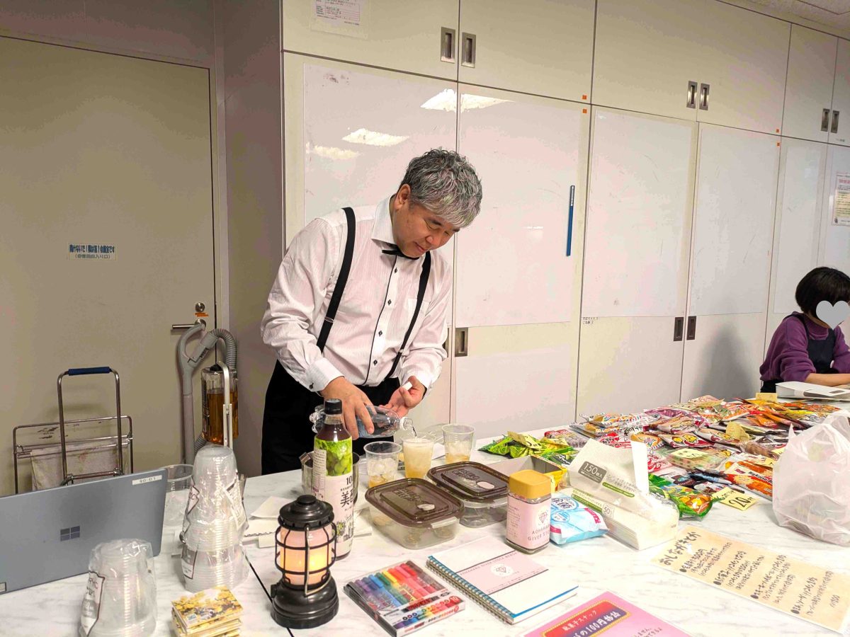 ハイボールを作るマスターのロイさん