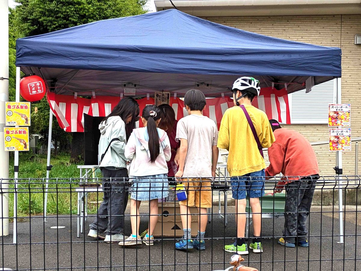 戸張香取神社で開催されたカシニワ・マルシェの縁日。子どもたちが射的やスーパーボールすくいを楽しんでいました。