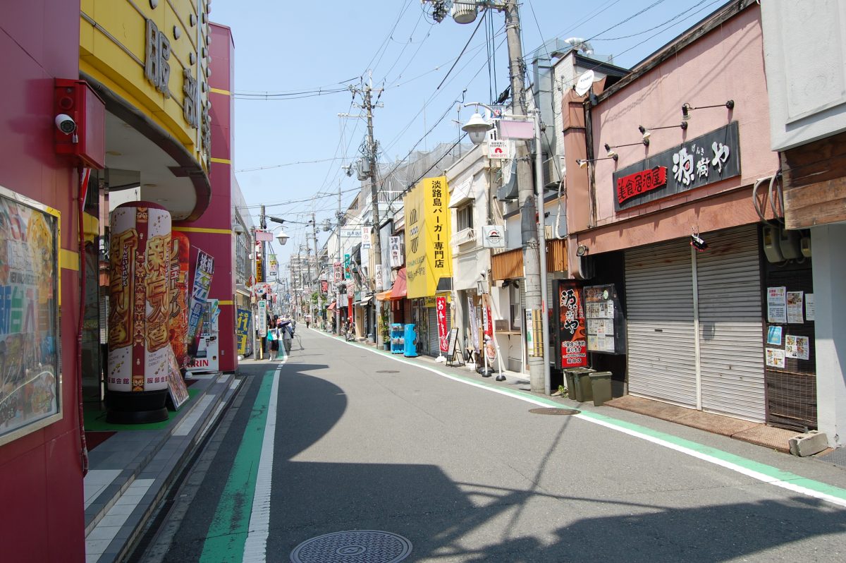 宝塚方面ホーム改札口からすぐ、パチンコ服部会館の向かいにお店があります