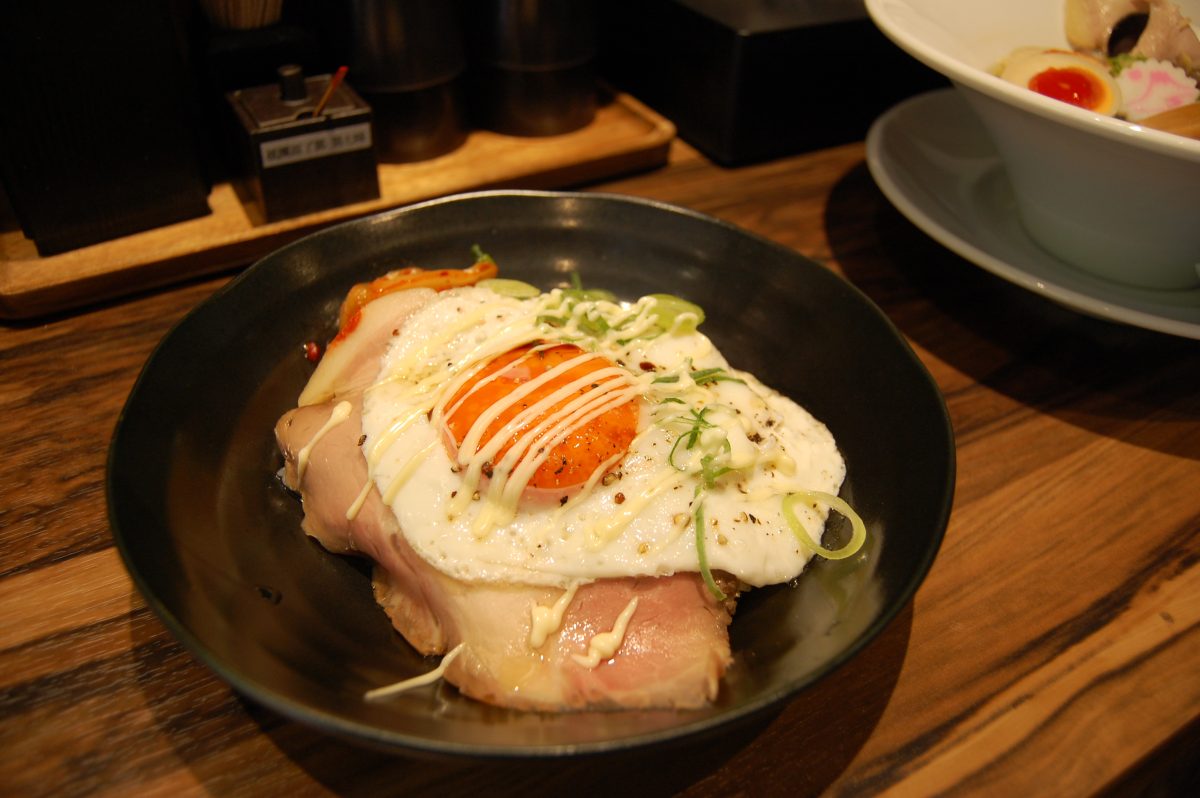 石見ポークと旨味赤目玉焼きが乗った日の丸丼