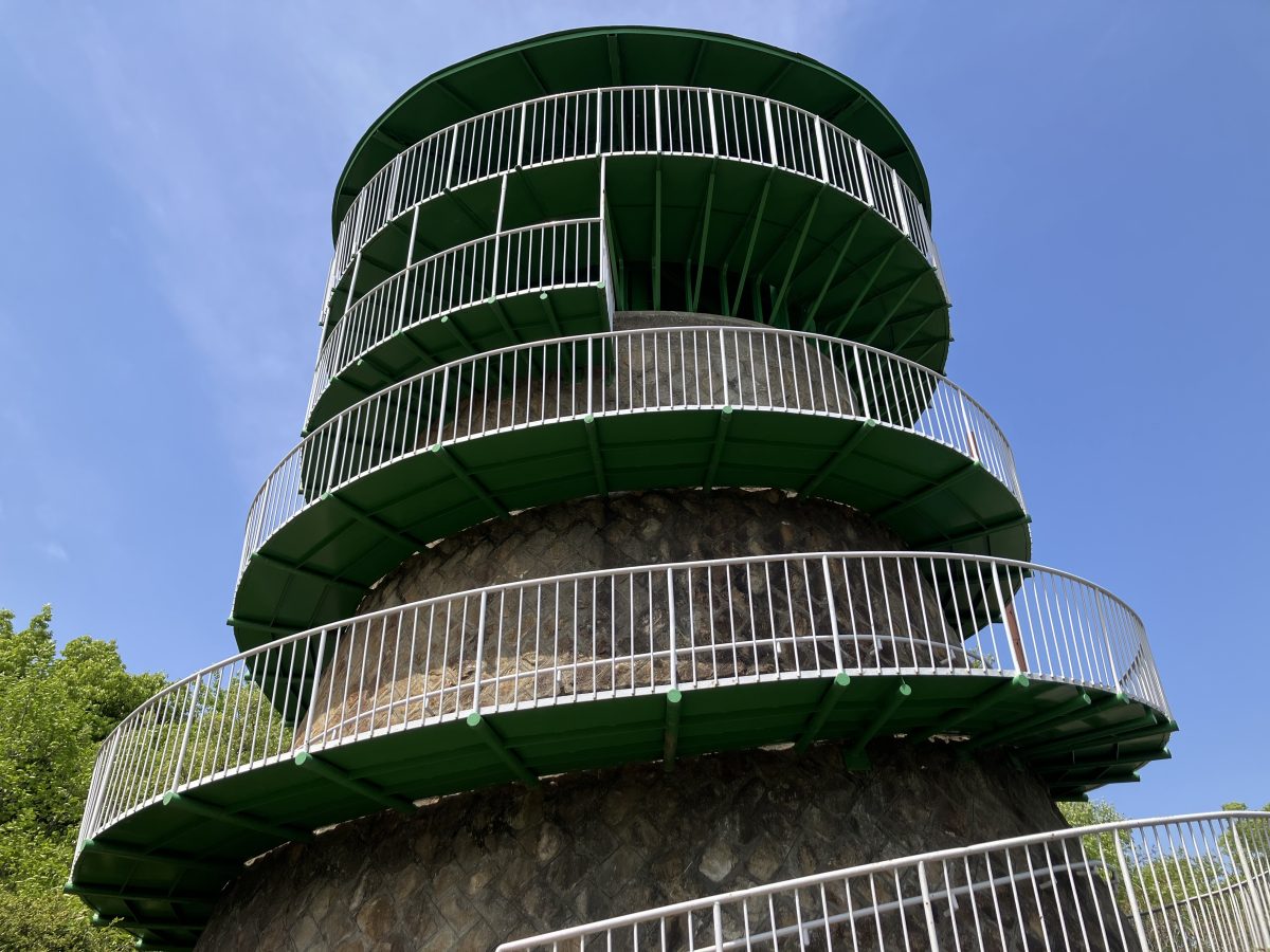 日の丸展望台は、360度景色が見える丸い形の展望台です。らせん状の坂道や階段を使って登ります。
