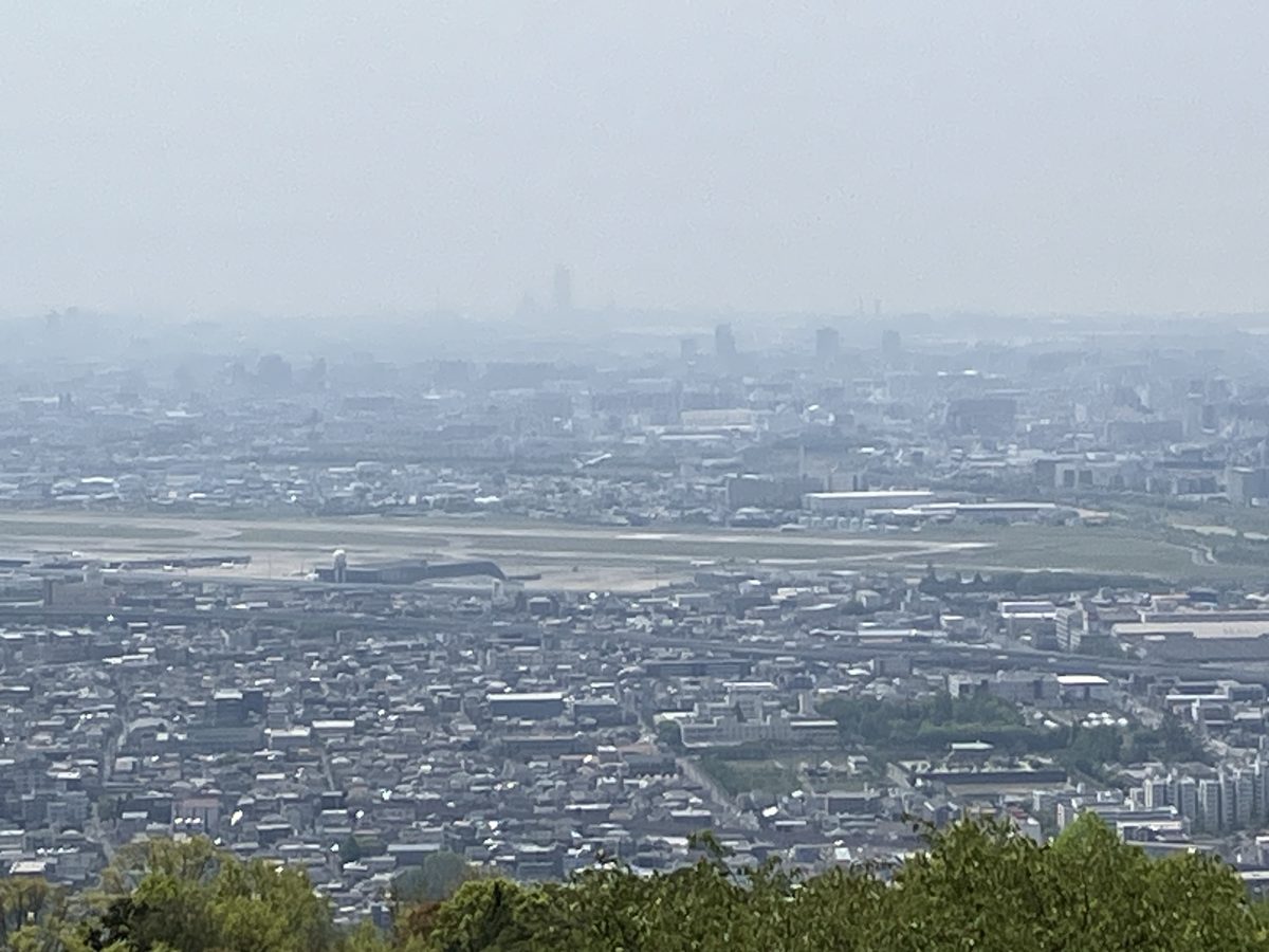 日の丸展望台からは大阪空港が一望できます。飛行機の離発着もバッチリ見えました。飛行機が五月山方面に向かって旋回する様子も見えるし、ジェットエンジン音も聞こえます。時間を忘れて眺められる景色がこの展望台にはありました。