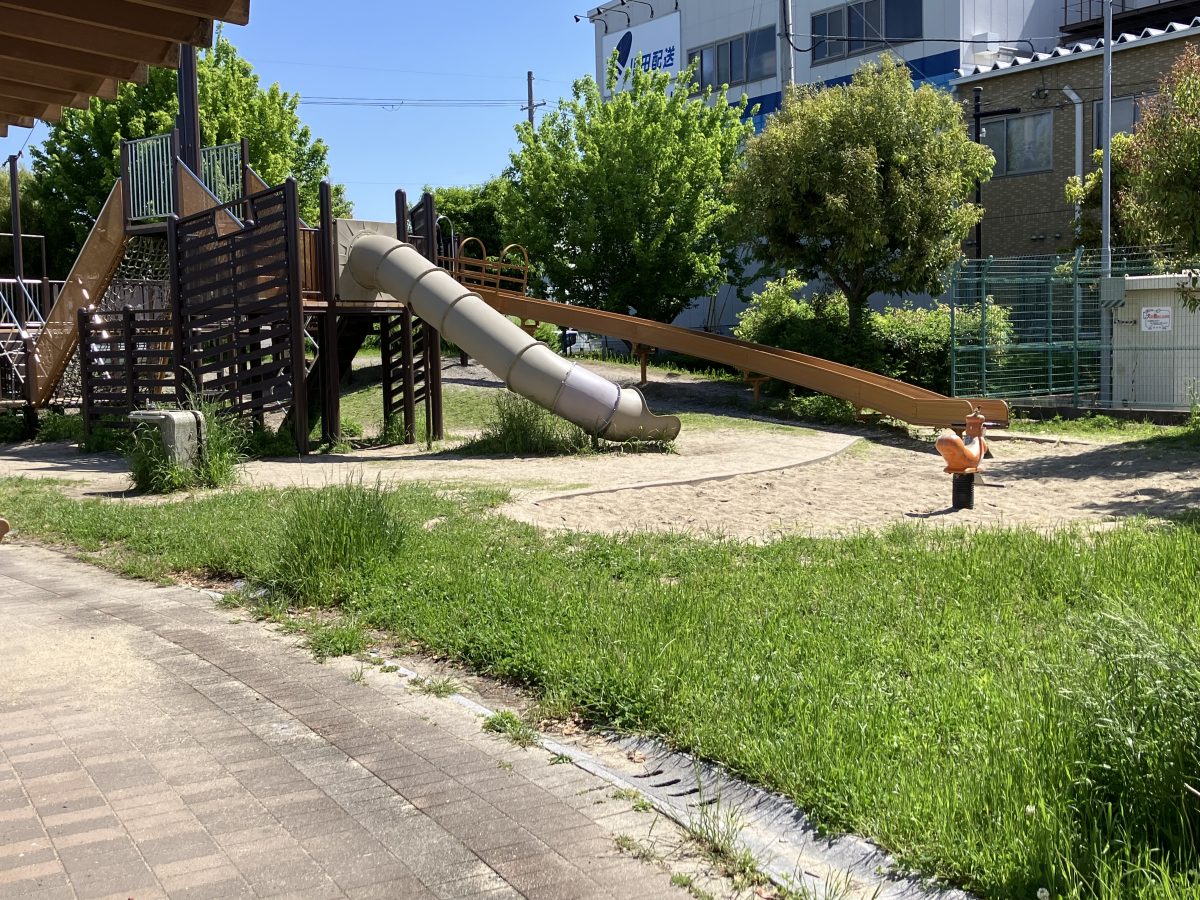 すべり台は、筒状のものと、ローラーすべり台があります。ローラーすべり台はゆるやかな角度で長めのすべり台です。