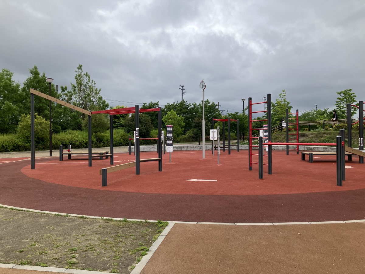 健康遊具。運動のやり方が詳しく書かれた看板があるためわかりやすく取り組みやすいです。