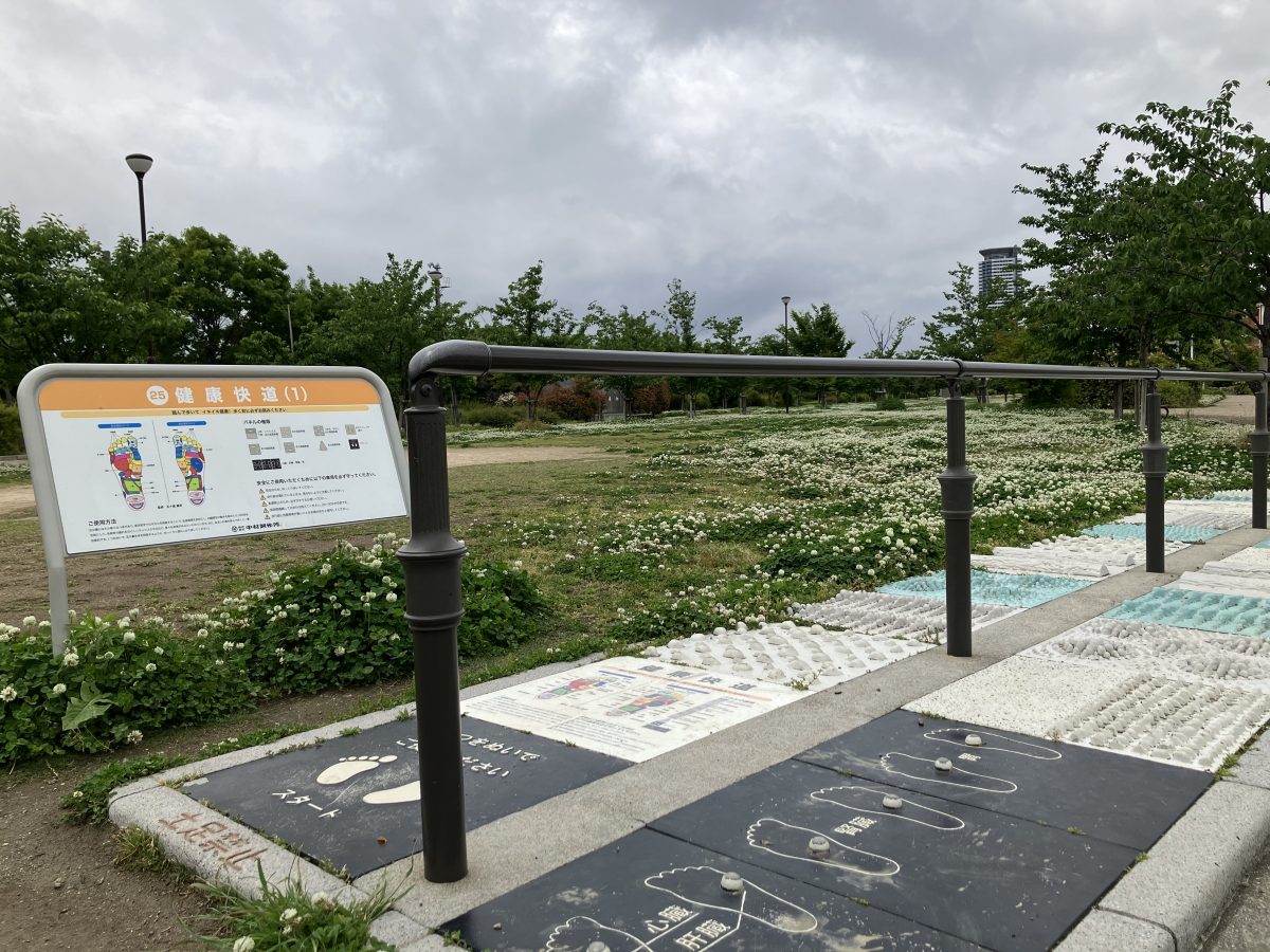 足ツボを刺激する石もありますよ。