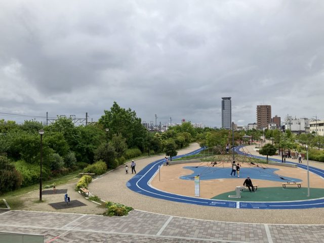 【吹田市】列車ビューの運動公園！？思わず体を動かしたくなる「建都レールサイド公園」
