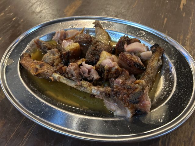 【中百舌鳥】堺で唯一！香川の骨付鳥が味わえる！骨付鶏と大衆創作のBurrow