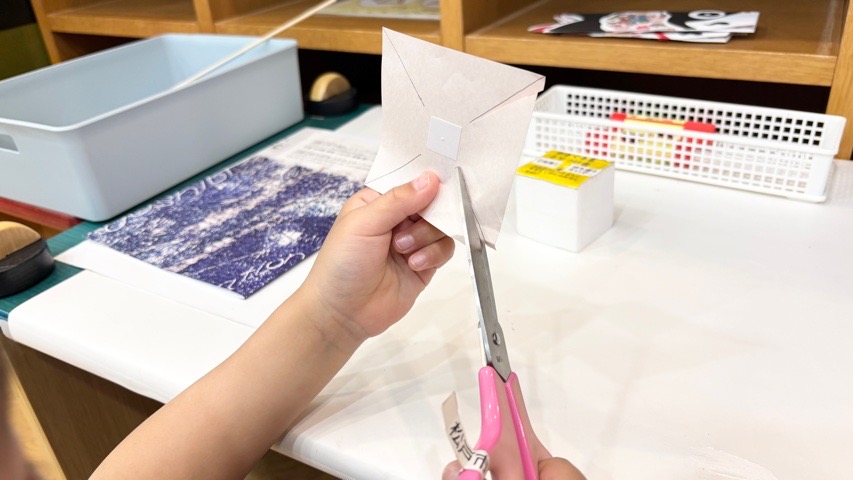 はさみを駆使して型通りに切ることができました！