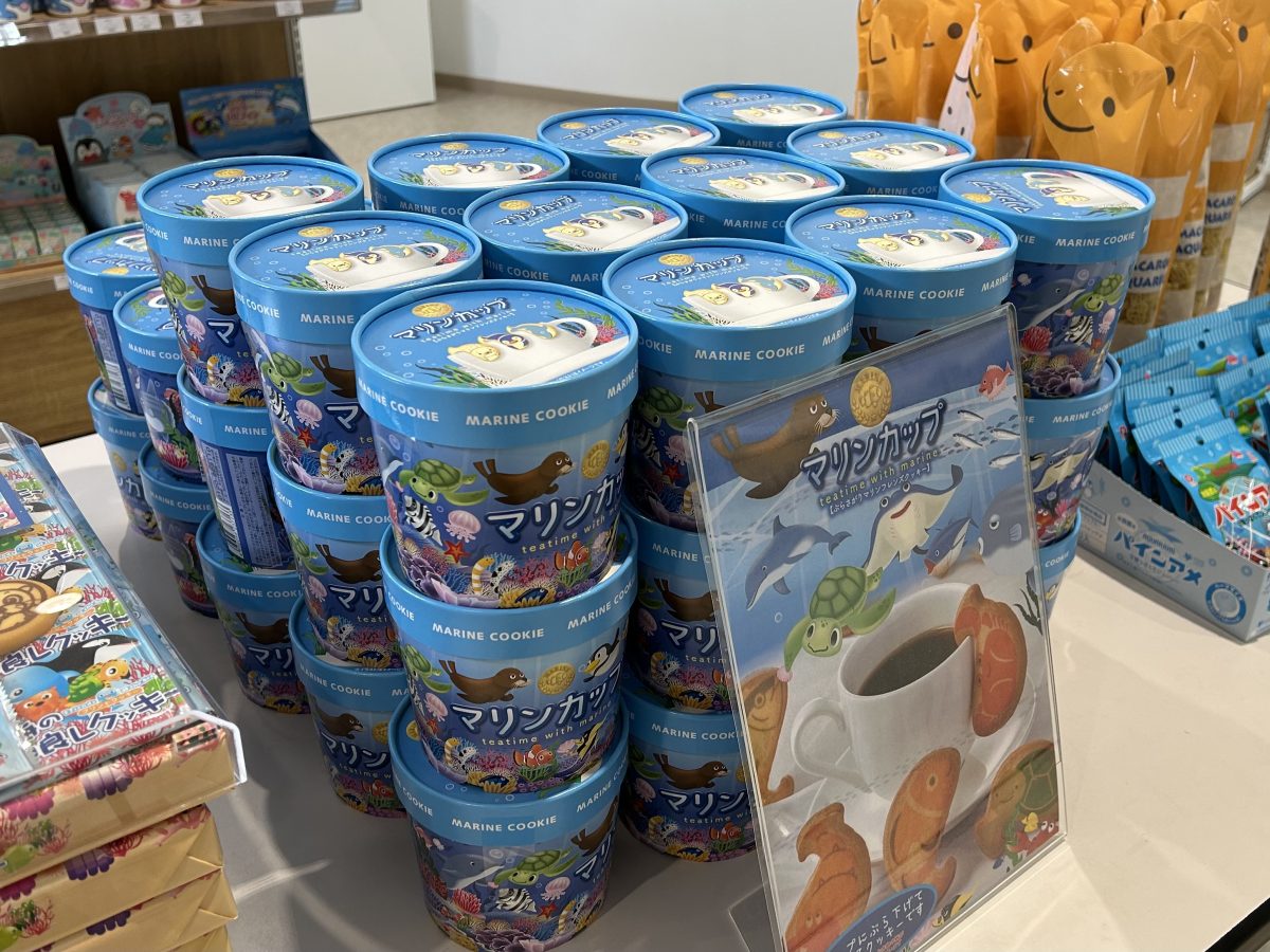 １Ｆには　お菓子や　ぬいぐるみなど　イルカグッズもあります　お気に入りが　見つかるかも♪　