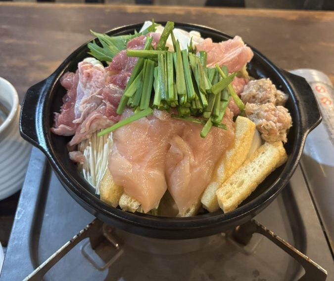 寒い時期はもちろん　夏の鍋も　いいもんです！　鳥小鍋　人気料理です！