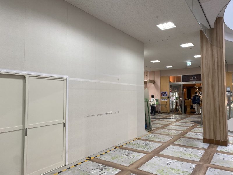 隣の携帯電話ショップも工事中（2階に移動）。サニーサイドが広がるのかな
