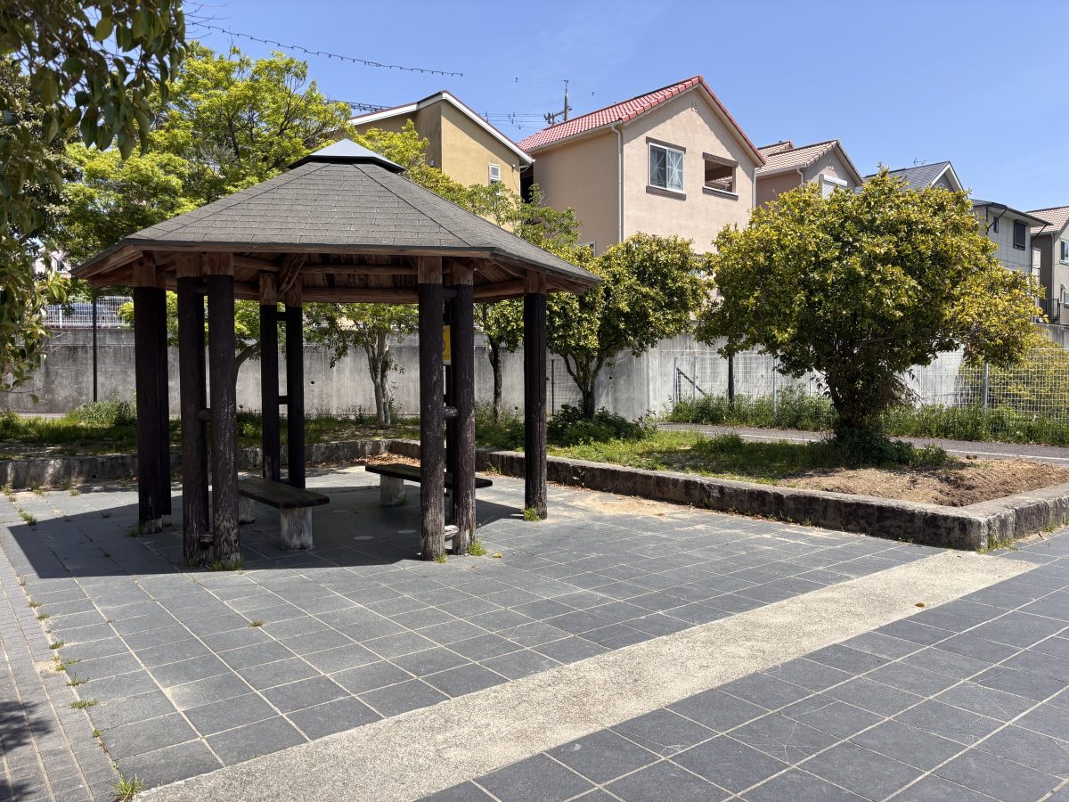 屋根のないベンチは他にもいくつかあります