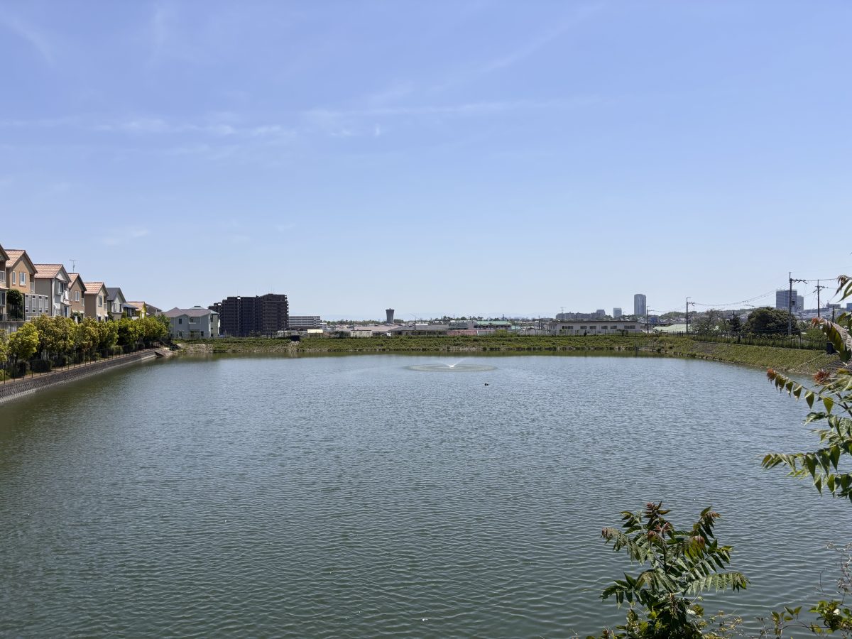 隣にある箕面新池
