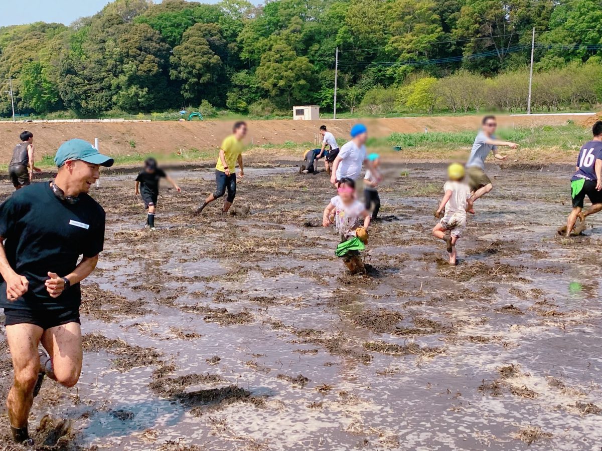 大人も子どもも全力で走る〜♩一気に泥が跳ね上がる！見学していた場所まで泥しぶきが飛んできました！会場は一気にテンションが上がりました