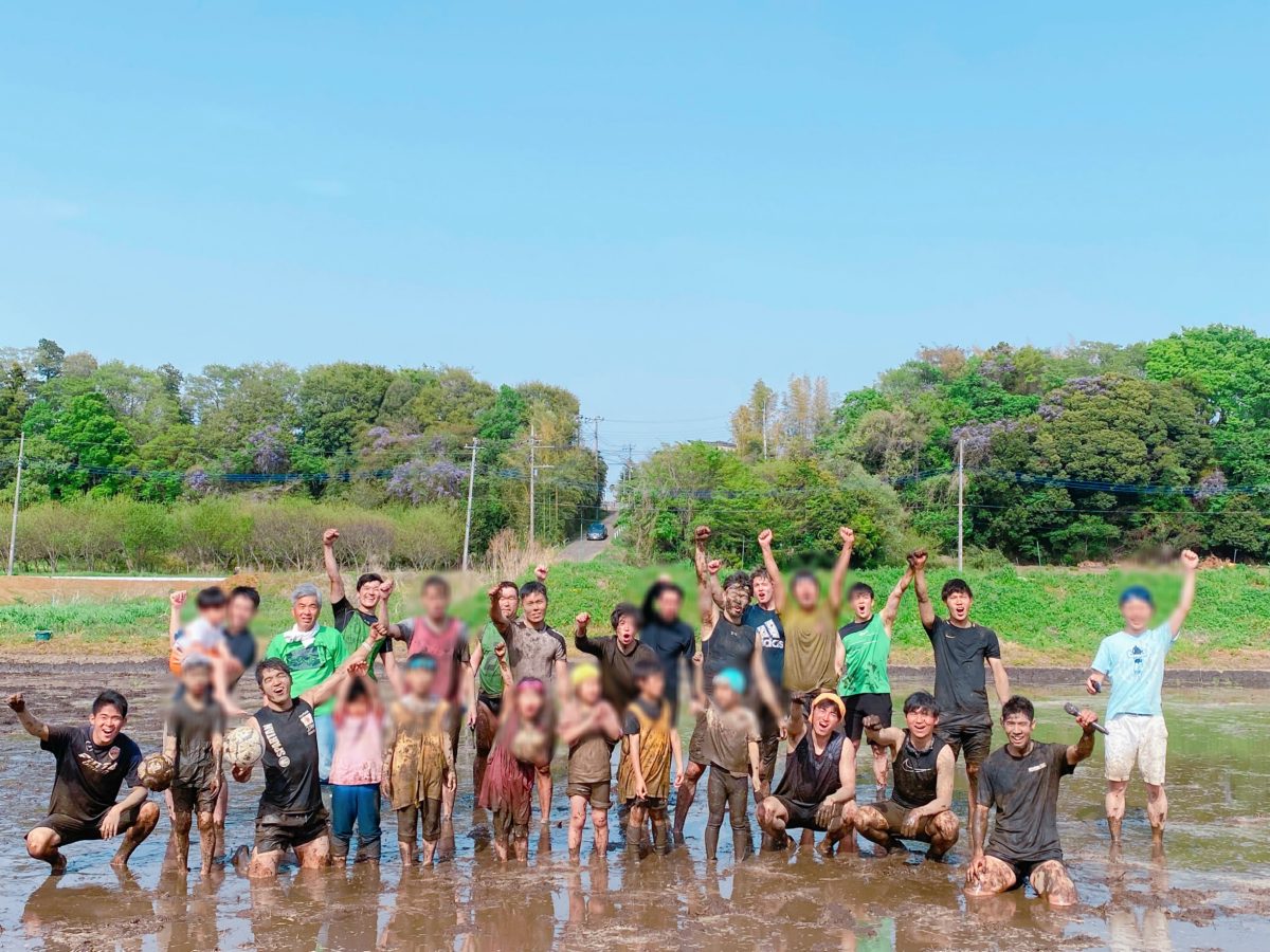 田んぼのど真ん中！今日1番の笑顔をいただきました〜最高の泥んこサッカーをありがとうございました〜みなさん！お疲れ様でした♡