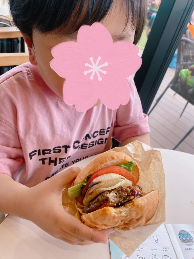 いただきまーす♡食べごたえある大きなハンバーガー！6歳息子ぺろっと完食しました（お子さまが食べる場合はマスタード抜きもおすすめ）〜たくさん遊んでお腹がすいたらすぐに食べられるって最高です(o^^o)