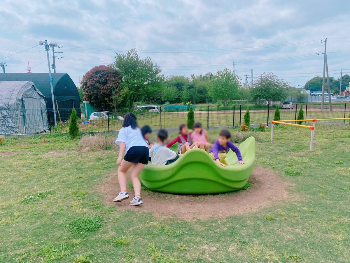 『インクルーシブ遊具』の様子〜子どもたちが自由にのびのびと遊べる地域に開放されている〝みんなの広場〟はおすすめスポットです〜