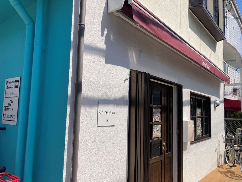 ブルーの壁面と、かわいい看板が目印です