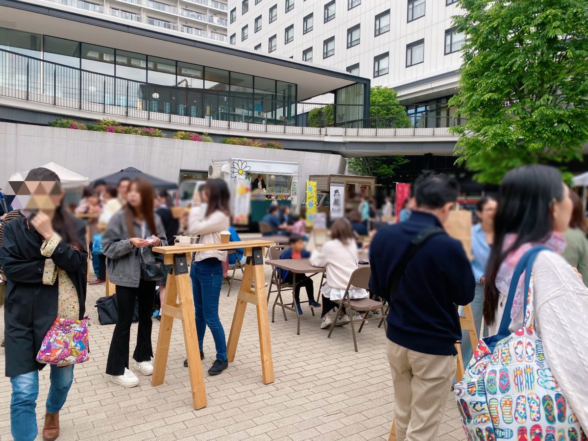 【マーケットの様子①】イベント開始と同時に出店ブースには行列もみられました、中にはリピーターやファンと思われる人たちが事前に狙いを定めている様子で次々にパンを手に取る姿も(^^)