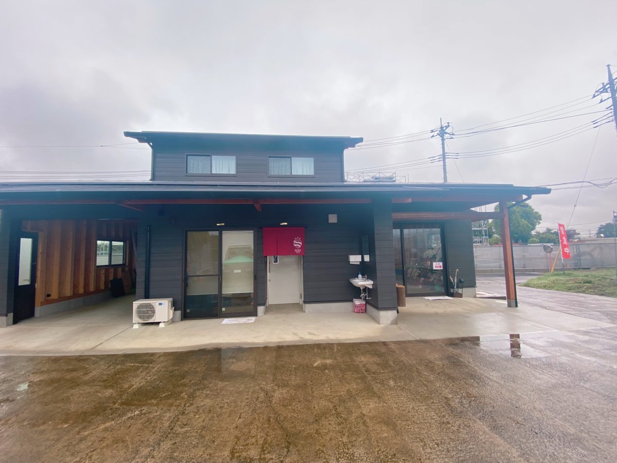 【売店】外観〜いちご狩りは売店で受付をします、トイレ共にバリアフリーに対応！小さなお子さまや車椅子の方も安心して利用できます〜