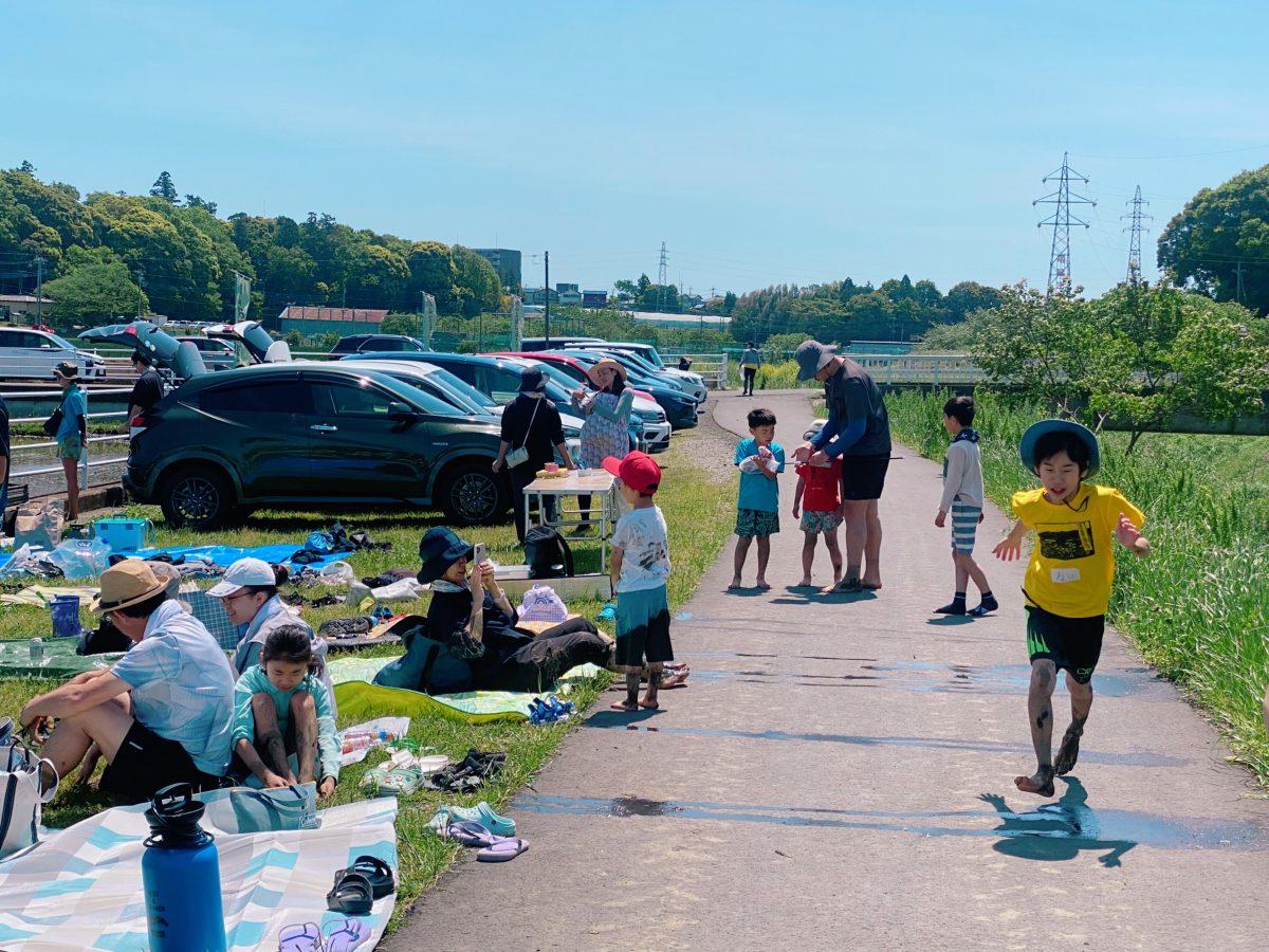 田植えの途中、ひと息つく休憩タイムもありました〜子どもたちは泥だらけの足のまま元気いっぱい走り回り、大人たちは腰を伸ばしながら泥の感触と風の心地よさを味わいました〜