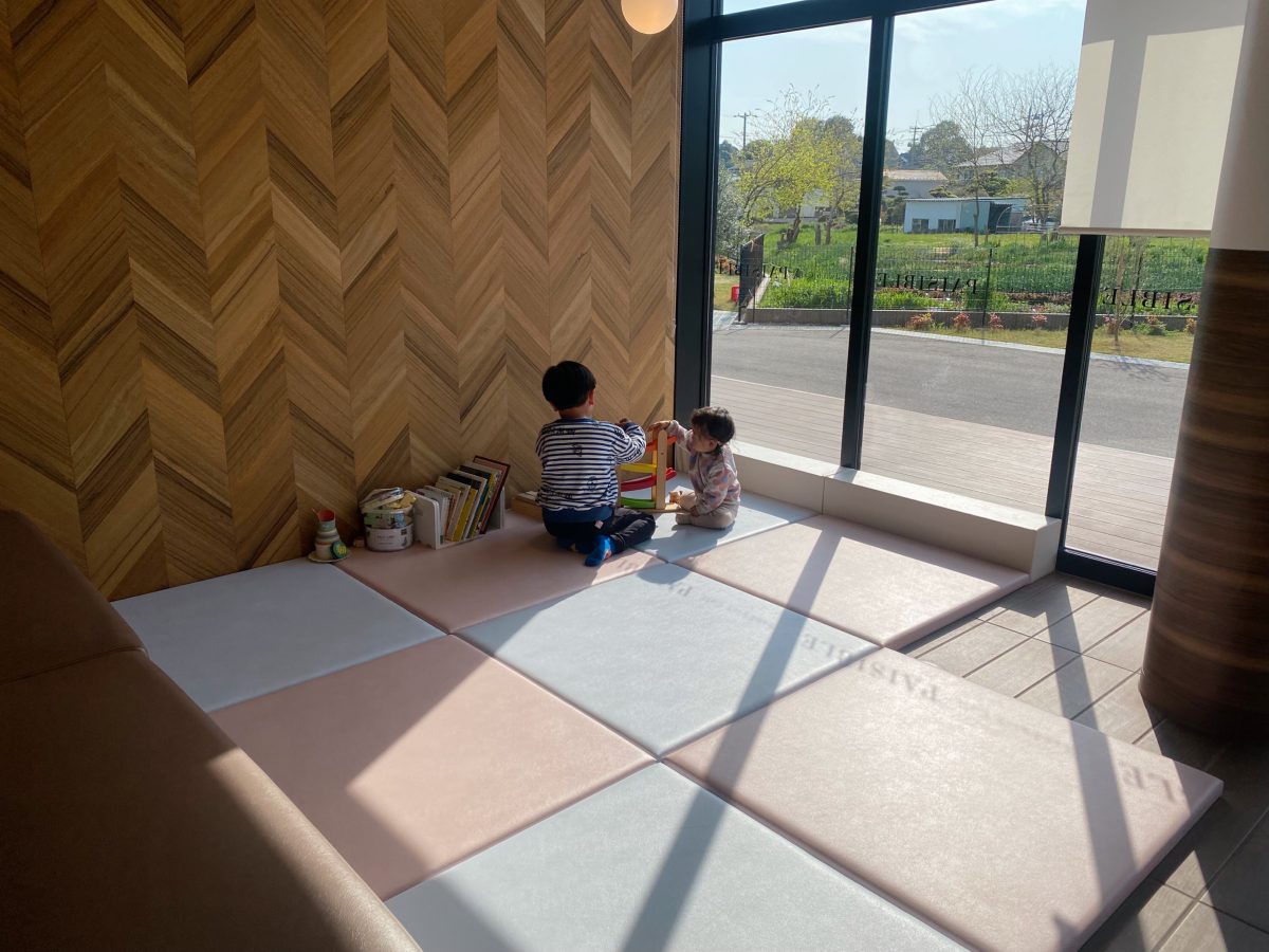 「遊びたい子も、休憩したいママにもやさしいキッズスペース◎」