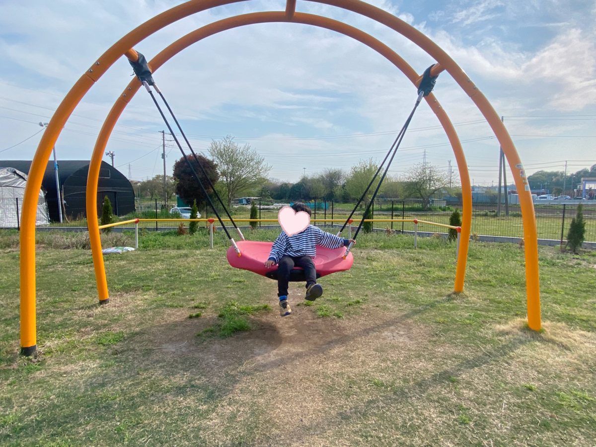 ゆりかごタイプのブランコは座っても寝てもOK！