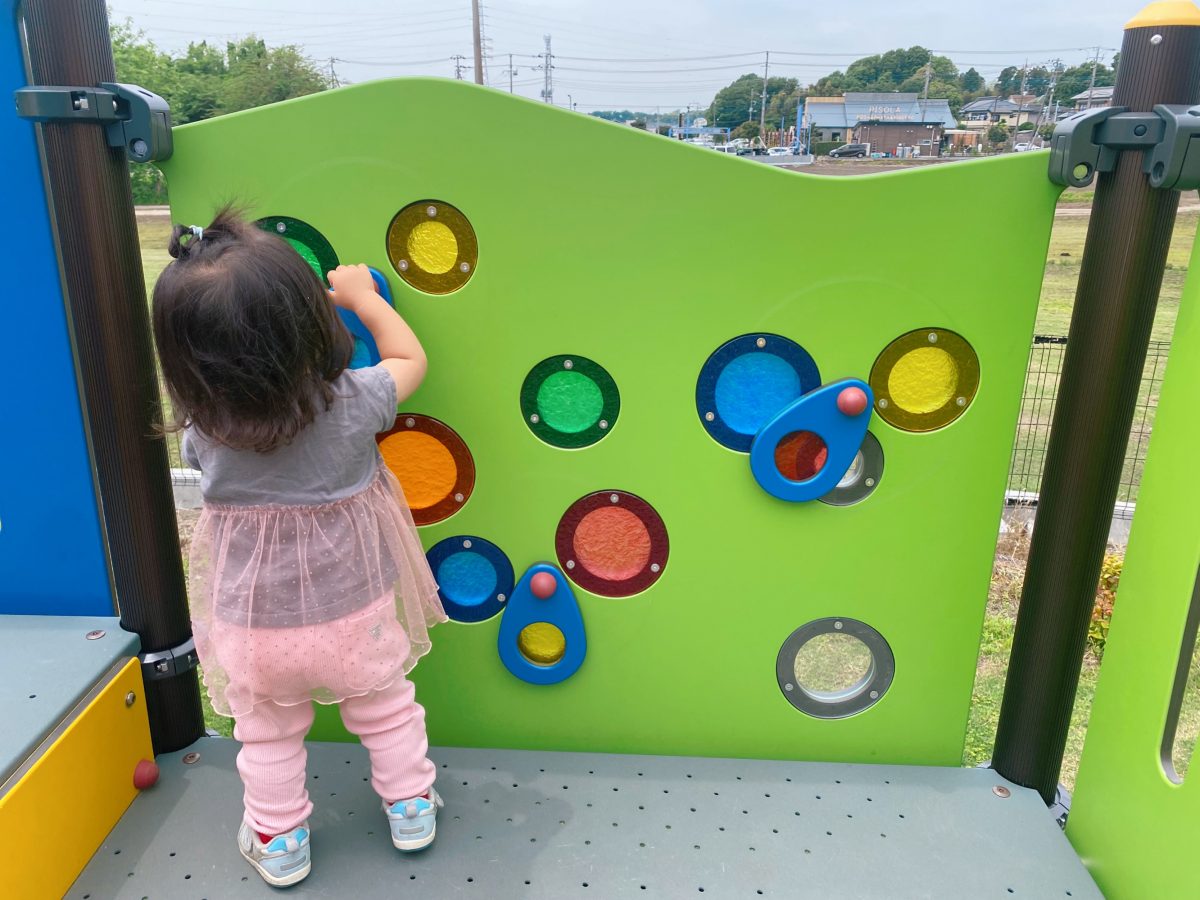 滑り台の階段を上がると色あそびもできる仕掛けが(^^)