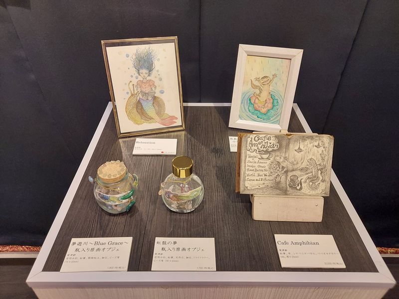 “妖精と妖怪の鉛筆画作家”愛津紗さんの水彩画・鉛筆画とオブジェ。透明感あふれる世界観に目が離れません。