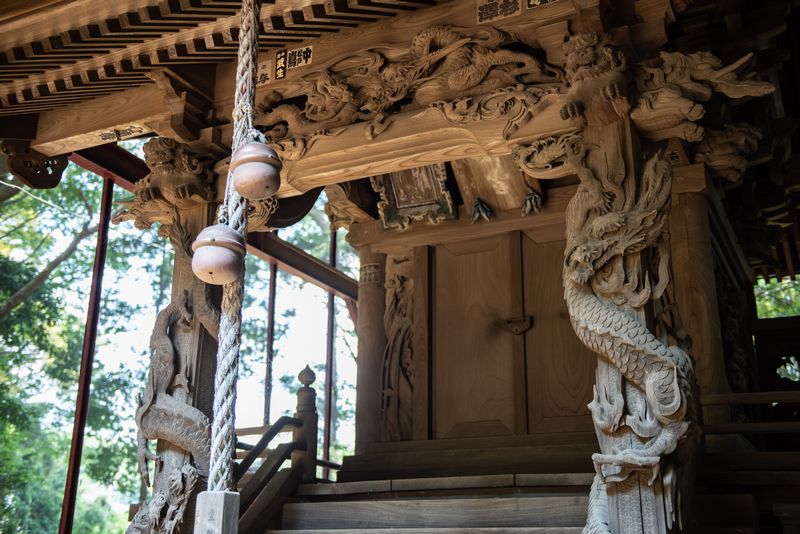 香取神社。昇り龍と降り龍の彫刻は必見！ 元々鷲野谷村と岩井村の境にありましたが、元文3年（1738）、この地に鎮座されました。