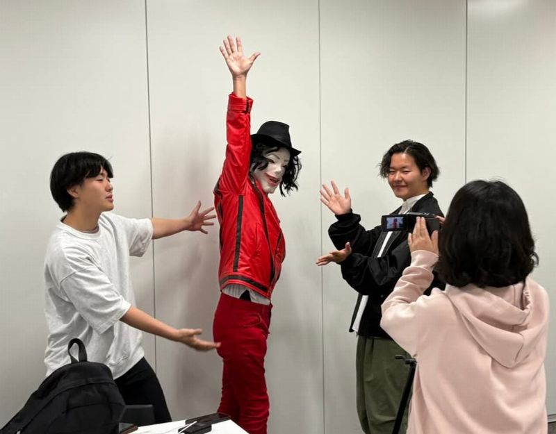 動画撮影の様子。撮影中は和気あいあいとした雰囲気で、委員同士の結束力も高まります。中央にいるのは…誰？