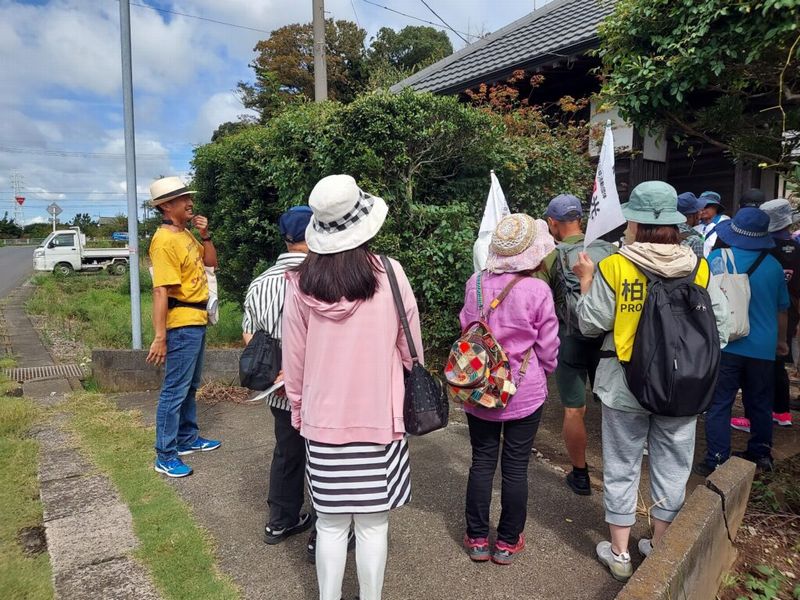 ガイドとして活躍する修了生。地元ガイドのレア情報に、お客さまからも好評でした。