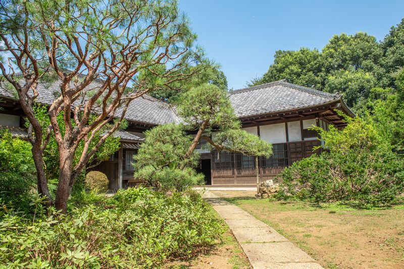 染谷家住宅の主屋。「曲がり家（まがりや）」とよばれるL字型に曲がった建物が特徴です。東北地方に多い伝統家屋の様式が用いられている理由は…？