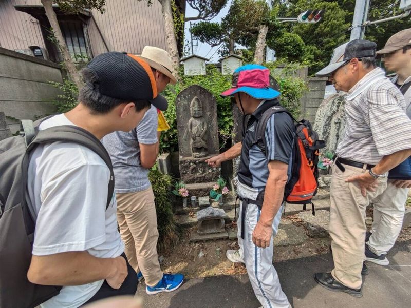 柏の歴史を語らせたらこの人、柏市郷土史家・高野博夫氏による実地研修。