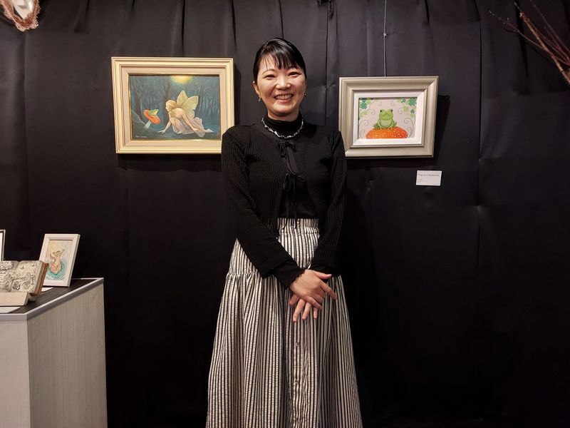いつも明るく出迎えてくださる「画廊ルミエール」のオーナー兼画家の高良麗未さん。ギャラリー内は高良さん込みで癒しの空間です！