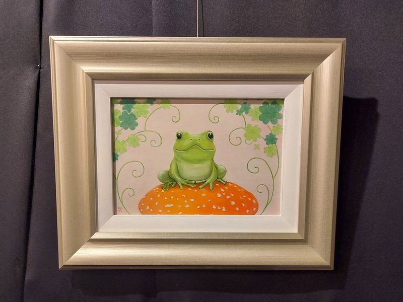 もう一つの高良さんの作品「Flog on mushroom」。「実は私もカエルが苦手で」と高良さん。「でも、描いているうちにかわいく見えてきて、克服できました。」