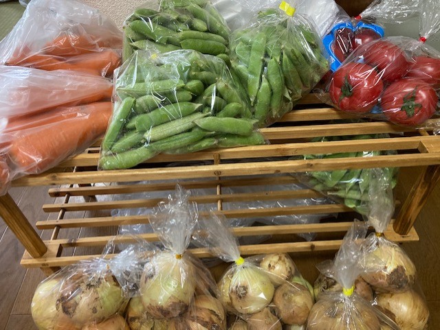 新鮮な地元野菜も並びます